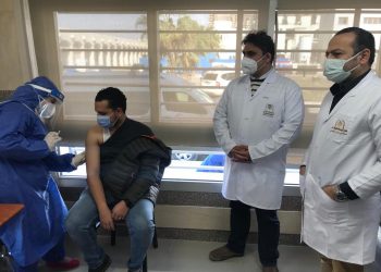 استمرار حملة تطعيم الفرق الطبية بمستشفى بدر الجامعي في مواجهة فيروس كورونا