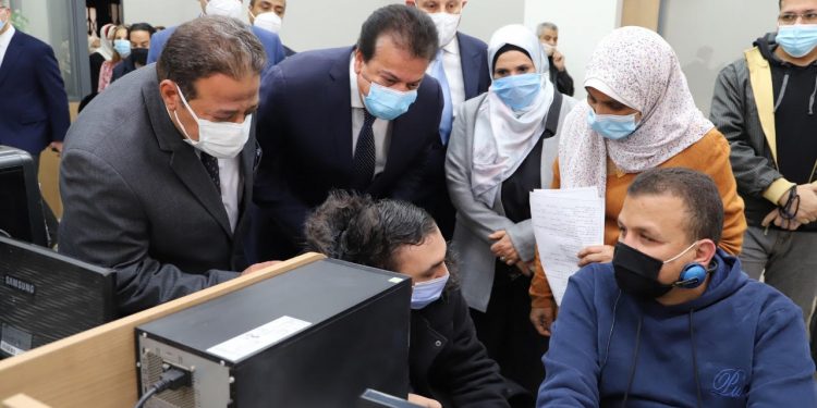 ماذا قال وزير التعليم العالي عن عقد امتحانات الجامعات بنظام الأبحاث؟