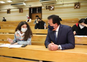 وزير التعليم العالي يحاور طلاب "أسنان عين شمس"