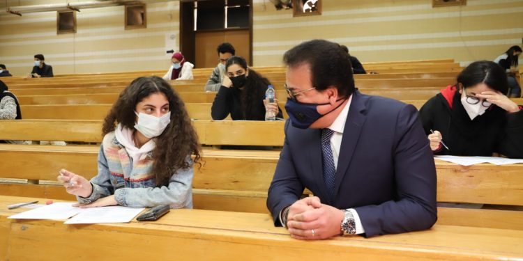 وزير التعليم العالي يحاور طلاب "أسنان عين شمس"