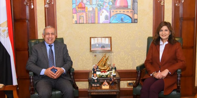 الوزيرة تناقش رعاية العلماء مع رئيس الاكادريمة البحرية