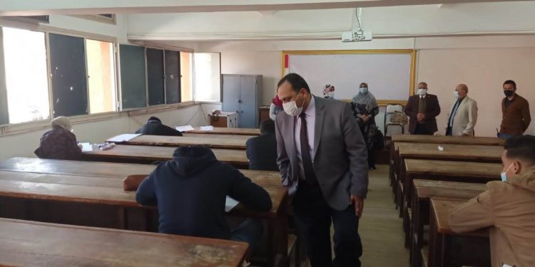 نائب رئيس جامعة بنها يتفقد الامتحانات والمعامل بكليتي العلوم وهندسة |صور