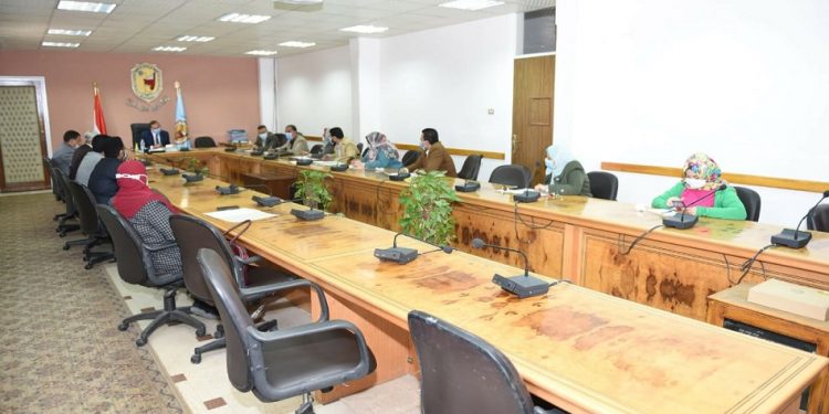 "المدن الجامعية بسوهاج" يناقش خطة تطوير الخدمات الطلابية