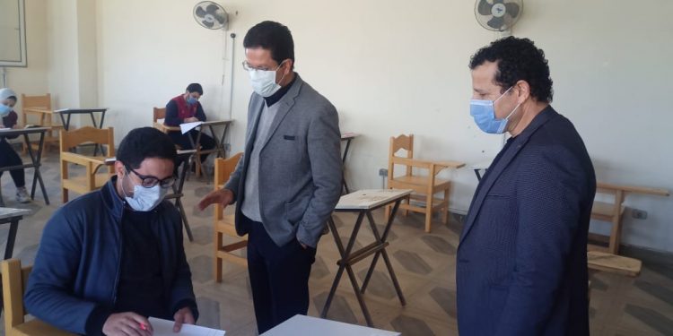 رئيس جامعة بنها يتفقد امتحانات كلية الفنون التطبيقية|صور