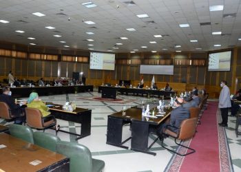 رئيس جامعة أسيوط يشدد على تواجد عمداء الكليات بالامتحانات