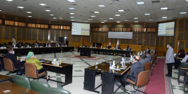 رئيس جامعة أسيوط يشدد على تواجد عمداء الكليات بالامتحانات