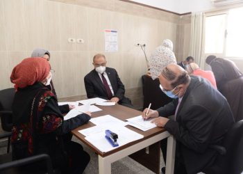 رئيس جامعة أسيوط يصطحب نظيره السابق لتلقي لقاح فيروس كورونا |صور