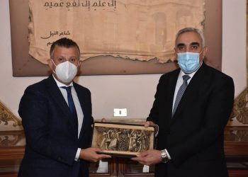 رئيس جامعة عين شمس يلتقي السفير العراقي بالقاهرة|صور