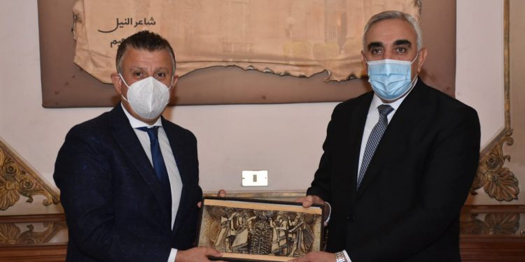 رئيس جامعة عين شمس يلتقي السفير العراقي بالقاهرة|صور