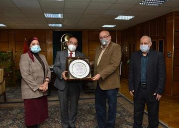 رئيس جامعة أسيوط: تسخير الإمكانات الطبية لخدمة 65 ألف مريض أورام