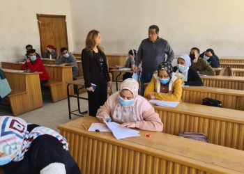 عميد "آداب عين شمس" يستطلع آراء الطلاب حول أسئلة الامتحانات بجولة تفقدية بالكلية |صور