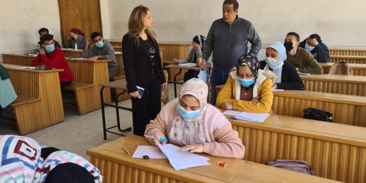 عميد "آداب عين شمس" يستطلع آراء الطلاب حول أسئلة الامتحانات بجولة تفقدية بالكلية |صور