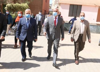 رئيس جامعة المنوفية يتفقد الامتحانات بكلية الزراعية