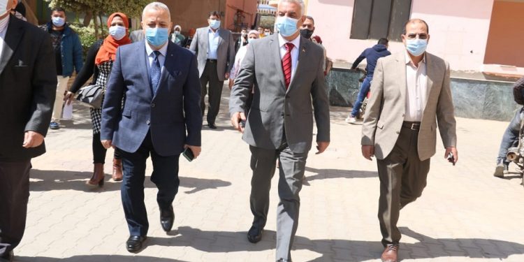 رئيس جامعة المنوفية يتفقد الامتحانات بكلية الزراعية