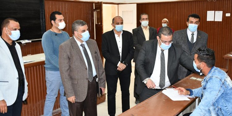 انتظام الامتحانات داخل 15 كلية بجامعة القناة