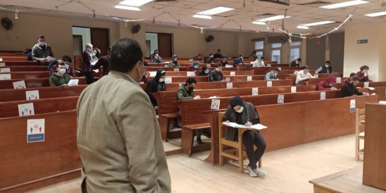 نائب رئيس جامعة بنها يتفقد امتحانات كليتى التمريض والتربية النوعية
