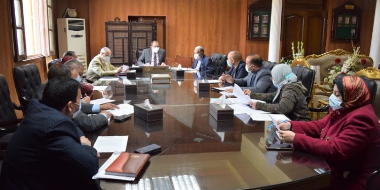 رئيس جامعة بني سويف يترأس اجتماعي "تطوير الأداء الجامعي" و"لجنة المنشآت"