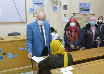 رئيس جامعة الفيوم يتفقد الامتحانات بالكليات| صور