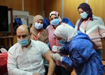 بدء تطعيم الأطقم الطبية والعاملين بمستشفيات جامعة المنوفية ضد «كورونا»