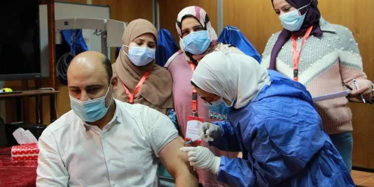 بدء تطعيم الأطقم الطبية والعاملين بمستشفيات جامعة المنوفية ضد «كورونا»