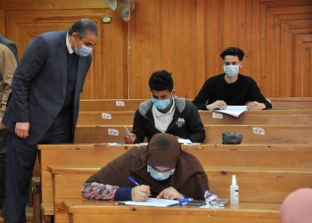 رئيس جامعة كفر الشيخ يواصل جولاته ويتفقد سير الامتحانات بكليتي العلوم والعلاج الطبيعي