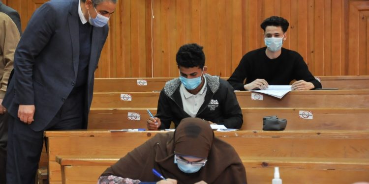 رئيس جامعة كفر الشيخ يواصل جولاته ويتفقد سير الامتحانات بكليتي العلوم والعلاج الطبيعي