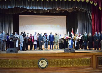 رئيس جامعة بني سويف يُكرم الأمهات المثاليات