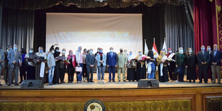 رئيس جامعة بني سويف يُكرم الأمهات المثاليات