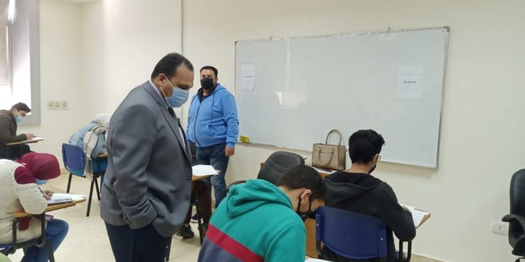 نائب رئيس جامعة بنها يتفقد الامتحانات بمقر العبور|صور