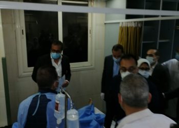 رئيس الوزراء ووزيرا التعليم العالي والصحة يطمئنوا على مصابي مستشفى سوهاج الجامعي|صور