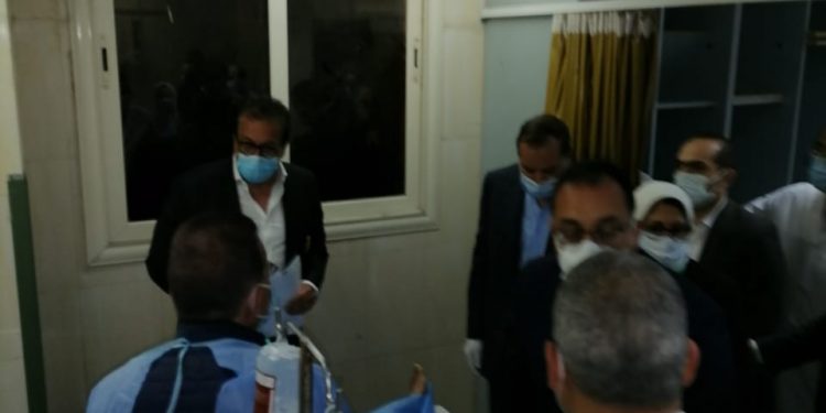 رئيس الوزراء ووزيرا التعليم العالي والصحة يطمئنوا على مصابي مستشفى سوهاج الجامعي|صور