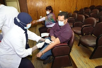 جامعة عين شمس تواصل تطعيم أعضائها بلقاح فيروس كورونا|صور