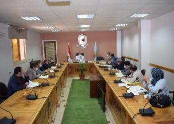 رئيس جامعة سوهاج يجتمع بمجلس إدارة البرامج الجديدة بكلية الآداب