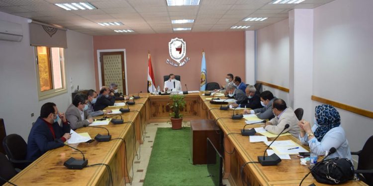 رئيس جامعة سوهاج يجتمع بمجلس إدارة البرامج الجديدة بكلية الآداب