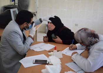 قافلة طبية لجامعة سوهاج تكشف على 500 مواطن بقرية "بناويط"