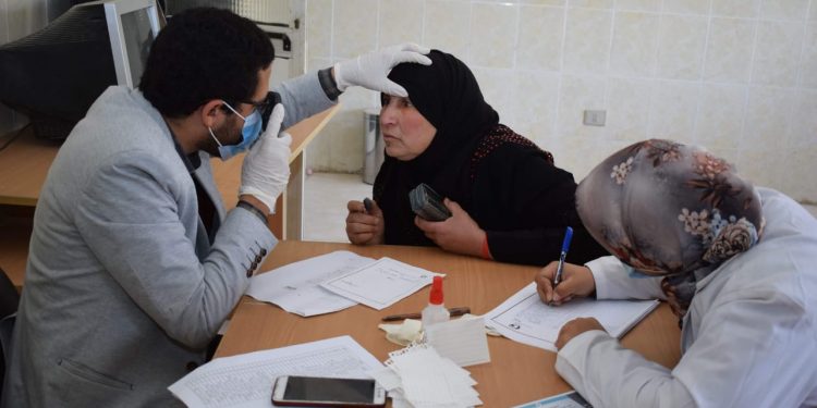 قافلة طبية لجامعة سوهاج تكشف على 500 مواطن بقرية "بناويط"