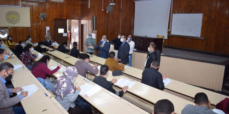 500 طالب وطالبة يؤدون امتحانات التعليم المدمج بجامعة سوهاج