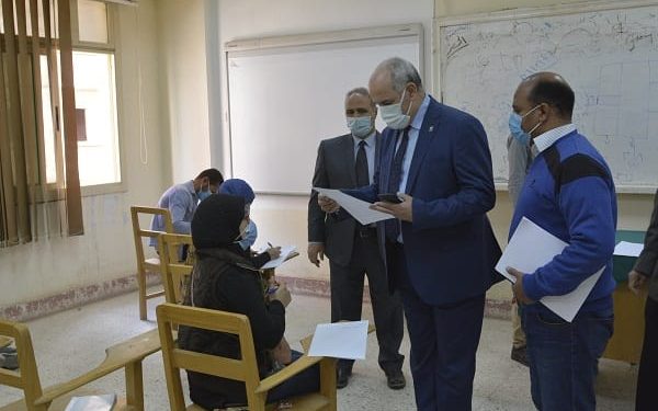 رئيس جامعة الفيوم: متابعة يومية للامتحانات وتطبيق كافة الإجراءات الاحترازية