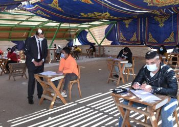 رئيس جامعة سوهاج يتفقد امتحانات الفصل الدراسي الأول بكليتي الزراعة والآداب