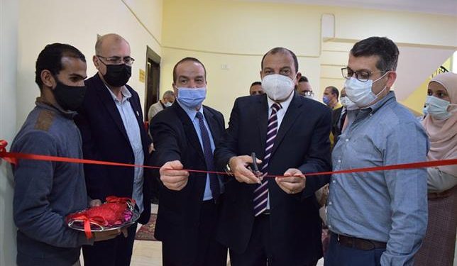 رئيس جامعة بني سويف يفتتح عددًا من الوحدات والمعامل بكلية طب الأسنان