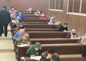 «سمير» يطمئن على سير الامتحانات بـ«آداب بنها»