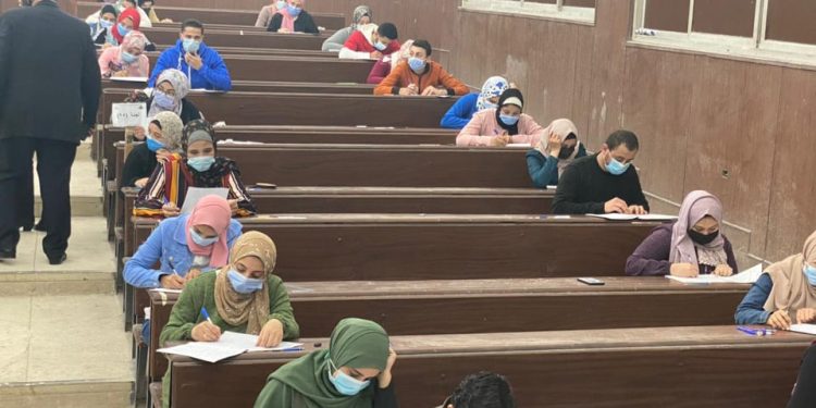 «سمير» يطمئن على سير الامتحانات بـ«آداب بنها»