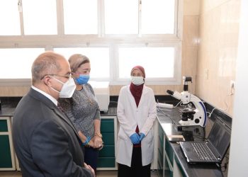 رئيس جامعة أسيوط يفتتح أول وحدة متكاملة لعلاج الأحياء المائية| صور