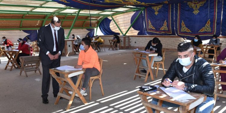 رئيس جامعة سوهاج يتفقد امتحانات الفصل الدراسي الأول بكليتي الزراعة والآداب