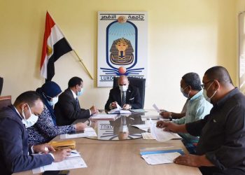 رئيس جامعة الأقصر يوافق على مقترحات لتسهيل المحتوى العلمي المقرر على الطلاب