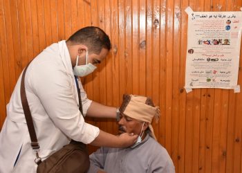 إقبال كثيف على قافلة جامعة عين شمس بمحافظة قنا|صور