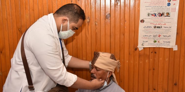 إقبال كثيف على قافلة جامعة عين شمس بمحافظة قنا|صور