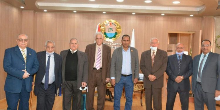 رئيس جامعة أسوان يستقبل لجنة علمية لفحص الإنتاج العلمي