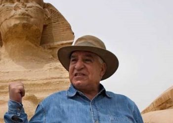 زاهي حواس أستاذا زائرا بكلية الآثار بجامعة عين شمس