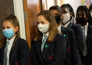 جدل حول ارتداء الكمامات في المدارس البريطانية